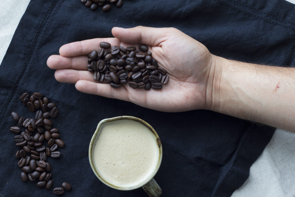 Cafe vegano con leche vegetal y un toque cremoso