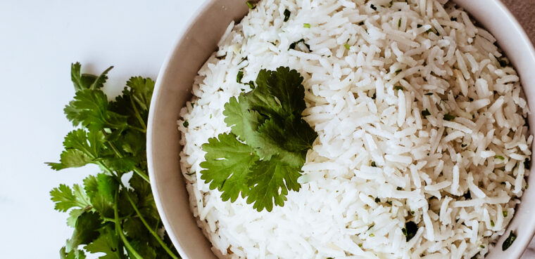 arroz con leche de coco y cilantro