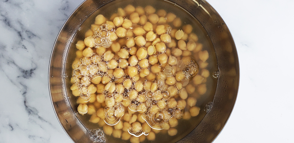 garbanzos en un bowl con agua