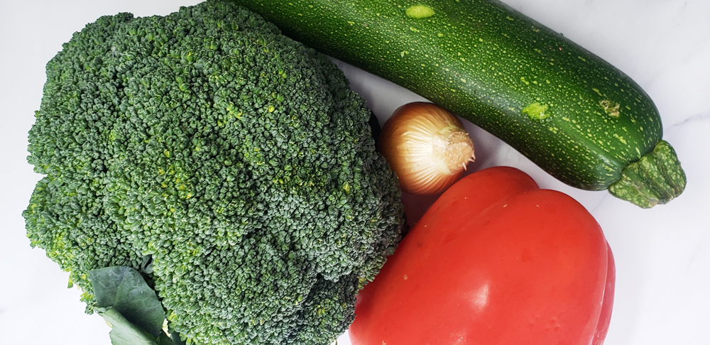 Vegetales, como broccoli, Zucchini, pimento, cebolla